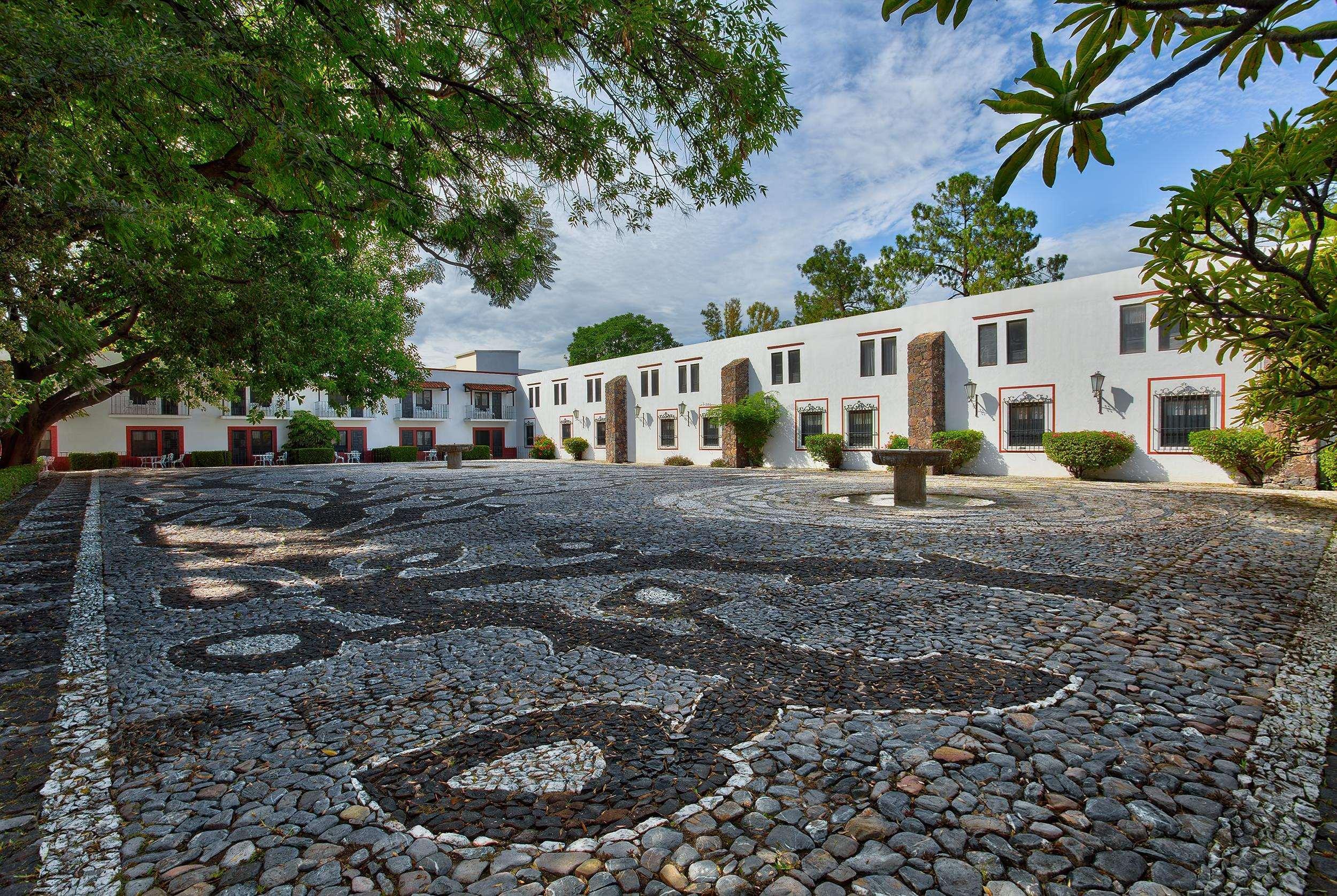 Hotel Hacienda Jurica by Brisas Querétaro Exterior foto The courtyard at the Santa Fe Plaza