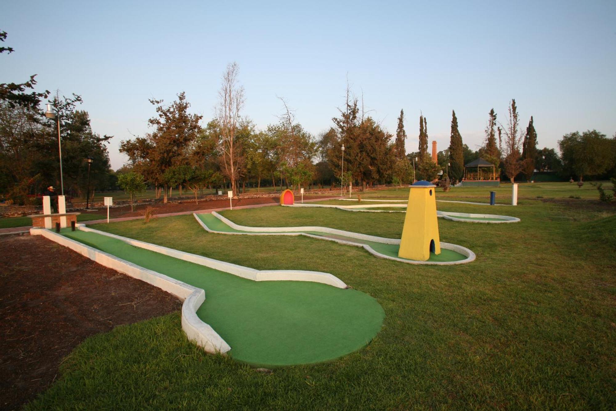 Hotel Hacienda Jurica by Brisas Querétaro Exterior foto Miniature golf course in the park